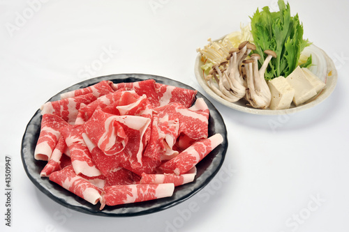 すき焼きセットの肉と野菜