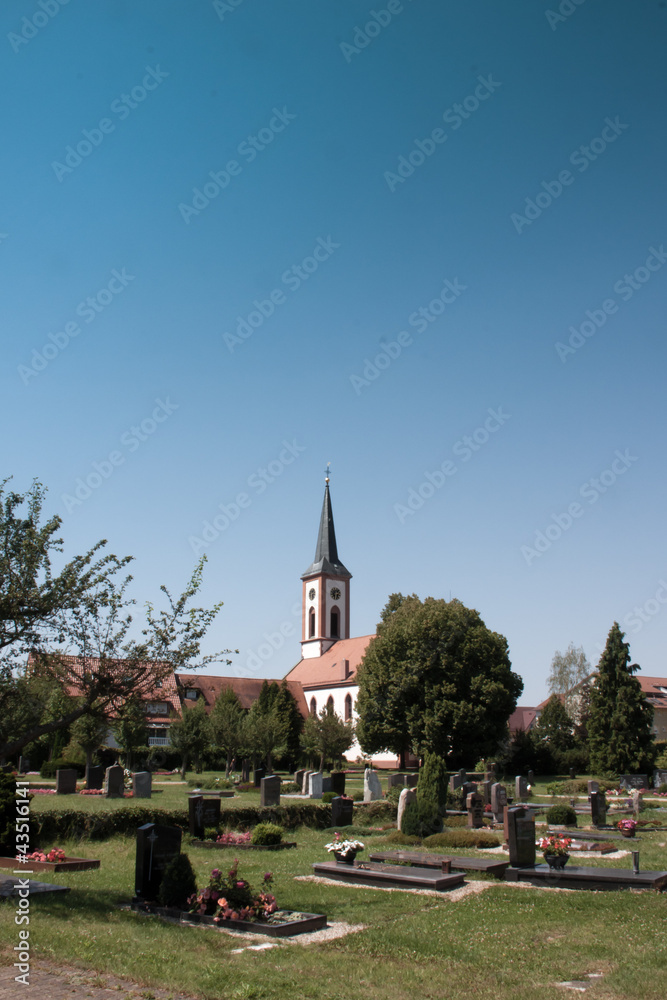 Friedhof hinter einer Kirche
