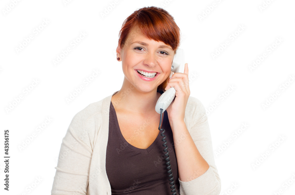 rothaarige junge frau lacht am telefon