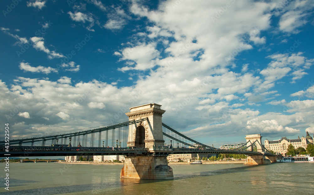 Obraz premium The famous Chain Bridge in Budapest, Hungary