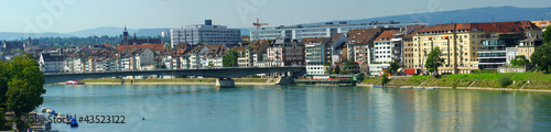 Prise de vue panoramique sur le Rhin traversant Bâle, Suisse.