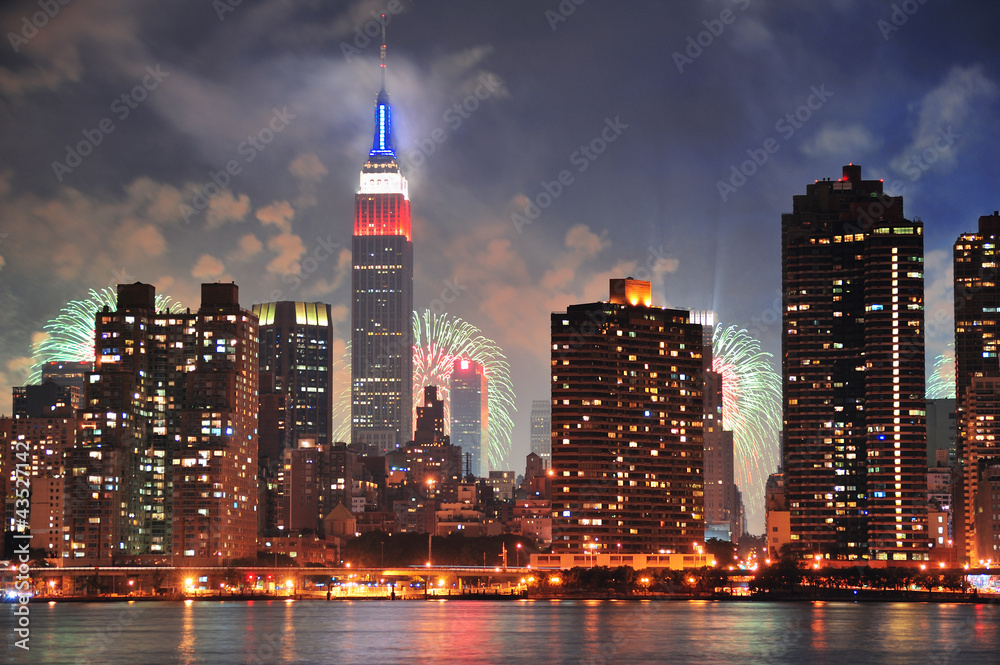 Fototapeta premium New York City Manhattan midtown at dusk