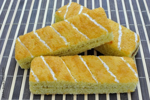 Merendina di pan di spagna con confettura  di frutta photo