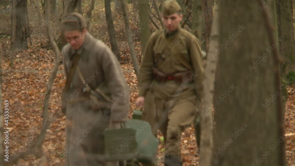 The soldiers dragged the machine gun The soldiers dragged the machine gun