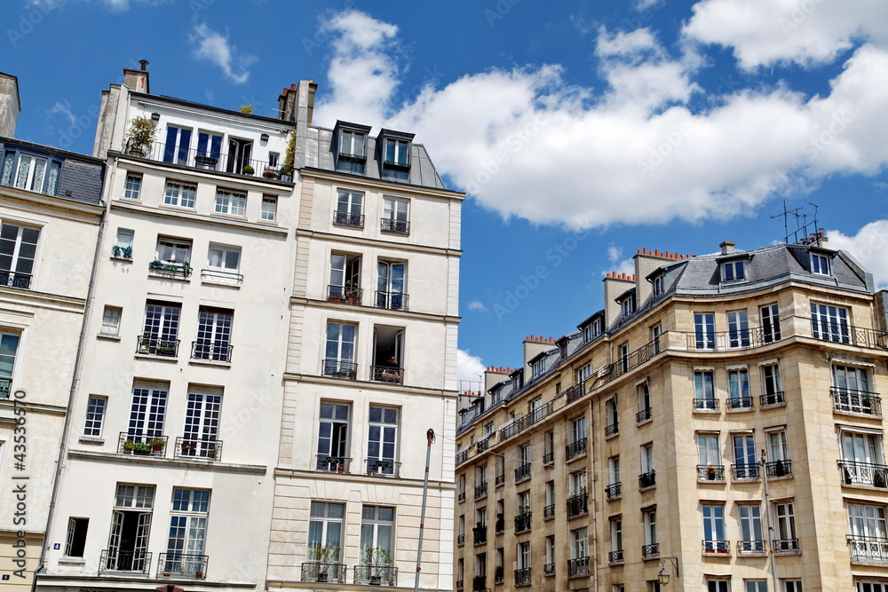 Immeubles Parisiens, ciel bleu, nuages blancs.