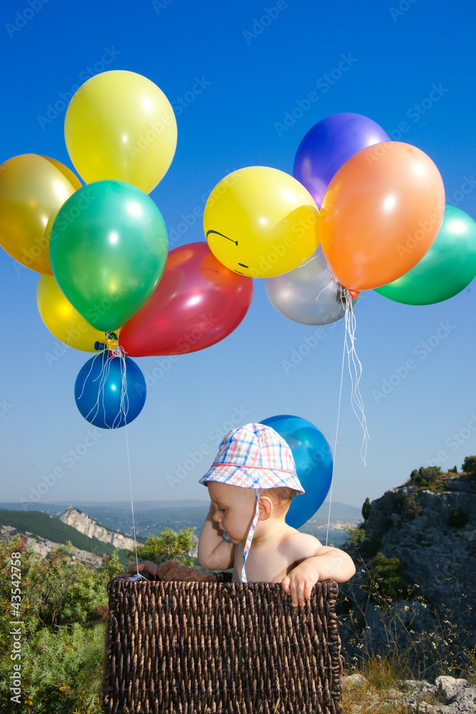 bébé de 8 mois dans un panier montgolfière Stock Photo | Adobe Stock