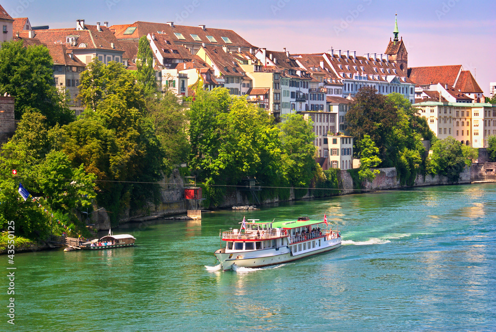 Promenade en bateau-mouche sur le Rhin a Bâle , Suisse. Photos | Adobe Stock