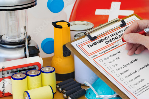 Valokuva Hand completing Emergency Preparation List by Equipment
