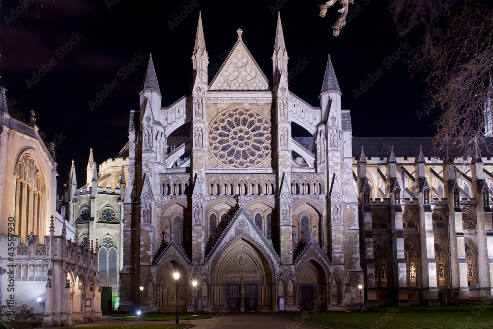 westminster abbey illuminated by night