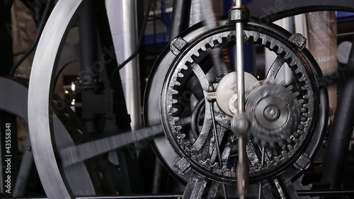 Old steam engine gear system which uses planetary gears.