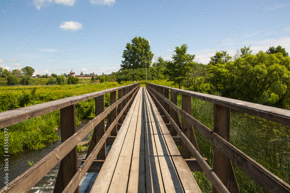 Деревянный пешеходный мост через речку Каменка