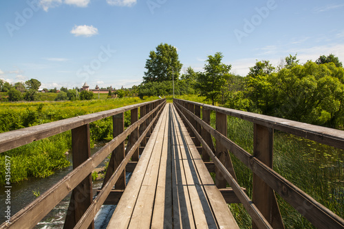 Деревянный пешеходный мост через речку Каменка © rogkoff
