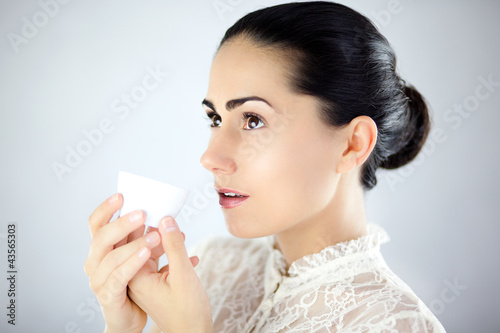 Portret atrakcyjnej kobiety z filiżanką ciepłego napoju