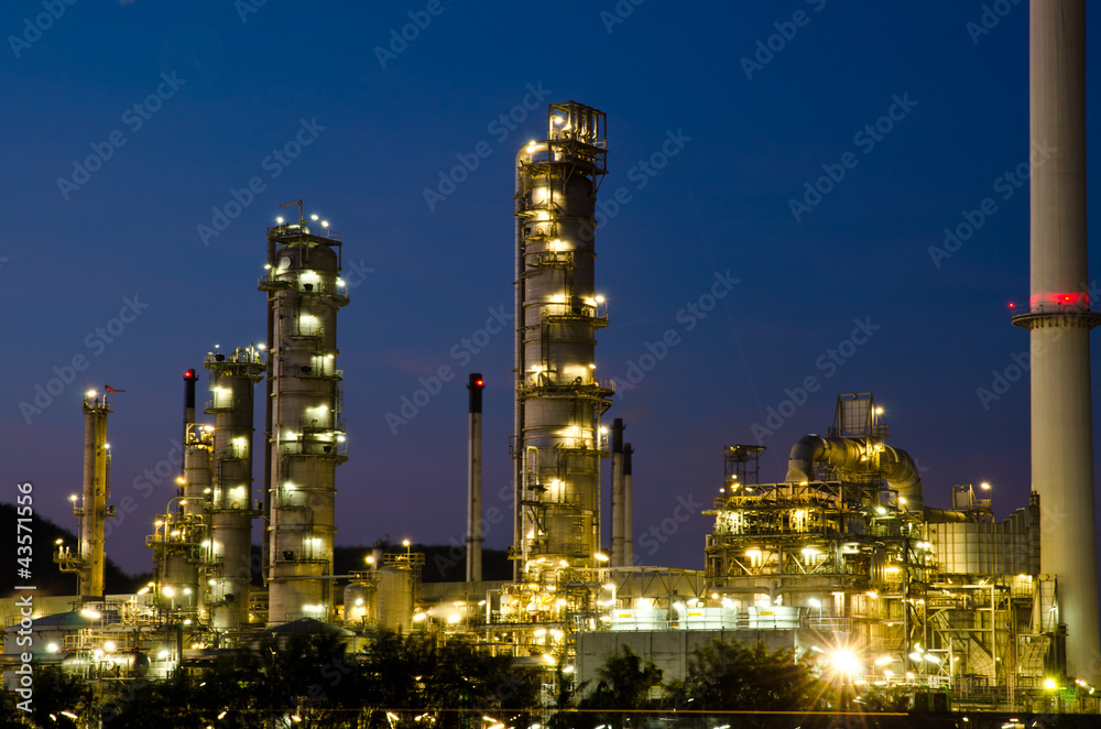 Obraz premium Petrochemical industry on sunset dark blue sky.