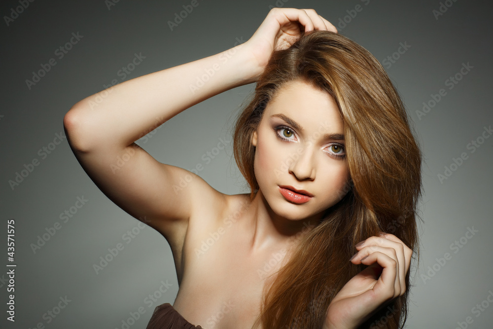 Naklejka premium A beautiful young woman is in brown clothes