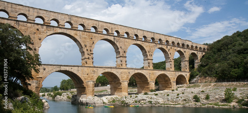 Les kayakistes sous le Pont du Gard