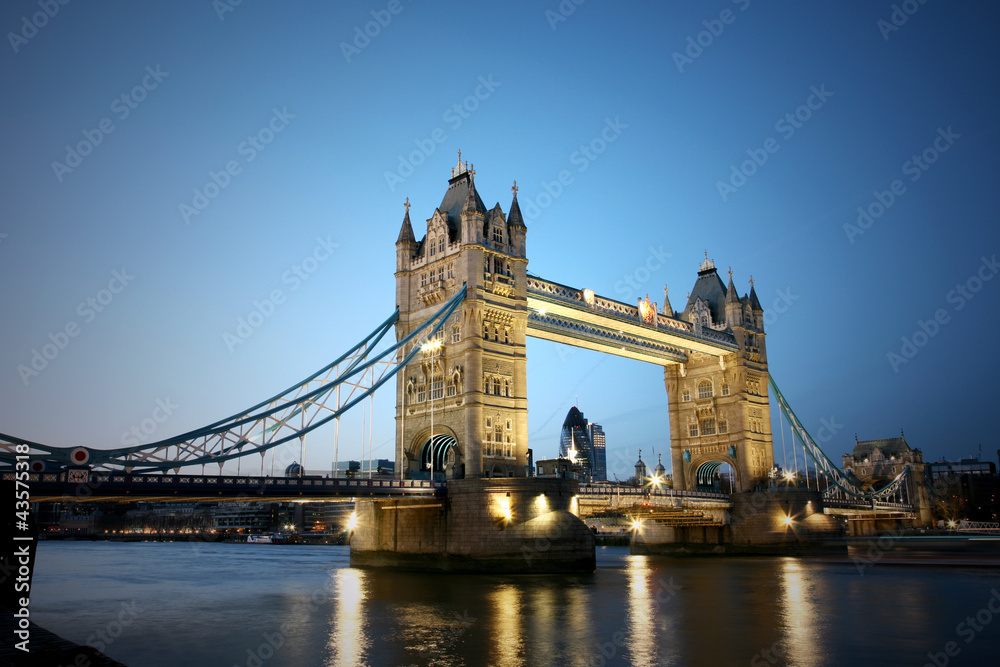 Obraz premium Tower Bridge at Dusk