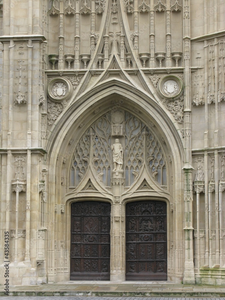 Cathédrale Saint-Étienne de Limoges : entrée latérale Cathédrale Saint-Étienne de Limoges : entrée latérale