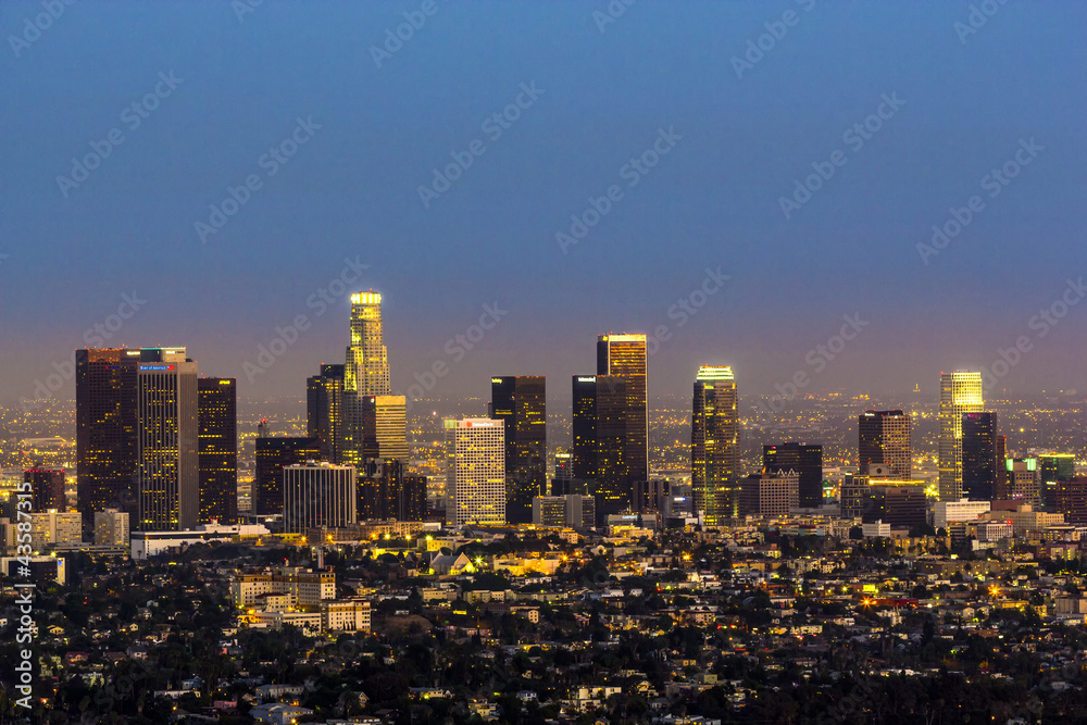 Naklejka premium view to city of Los Angeles from Griffith park in the evening