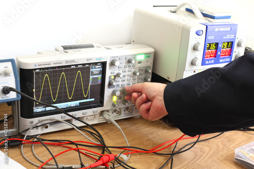 Cuadro en lienzo Engineer Operating a Digital Oscilloscope