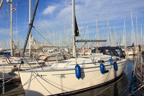 Yacht im Hafen photo