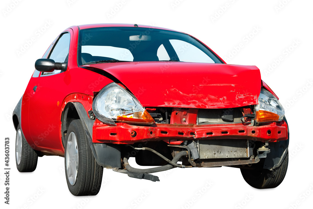 Rotes Unfallauto auf weißem Hintergrund