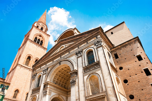 Obraz na płótnie Famous Basilica di Sant'Andrea in Mantua, Lombardy, Italy w salonie