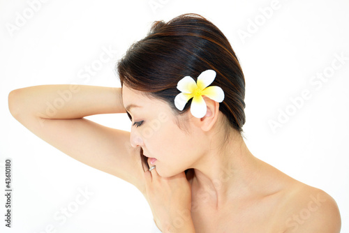花の髪飾りをつけた横顔の美しい女性