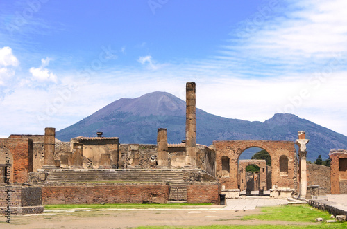Obraz na plátně Ruins of Pompeii and volcano Mount Vesuvius
