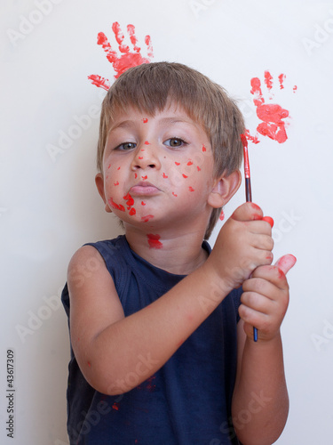 bambino sporco di colore rosso