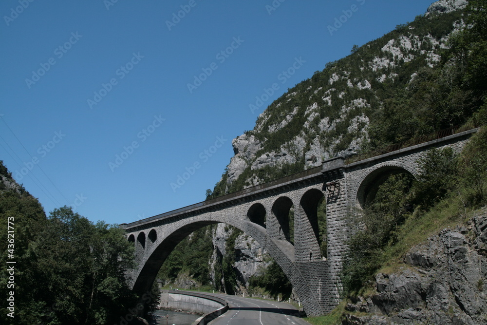 Fototapeta premium pont dans les Pyrénées