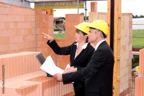 Architekten auf der Baustelle