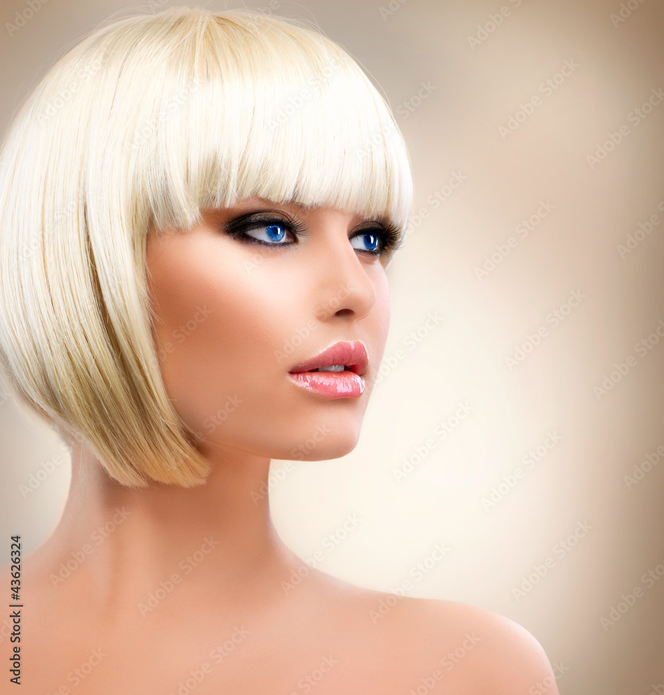 Obraz premium Blondynka Portret. Blond włosy. Fryzura. Stylowy makijaż