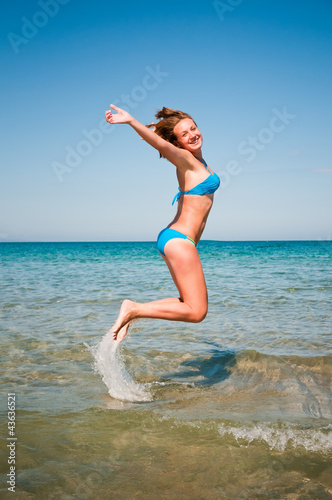 Canvastavla young girl jumping out of a water