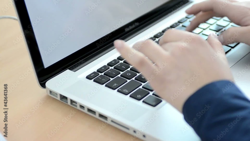 scrivere al computer portatile