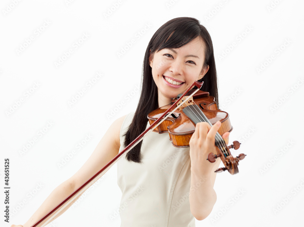 バイオリンを弾く女の子