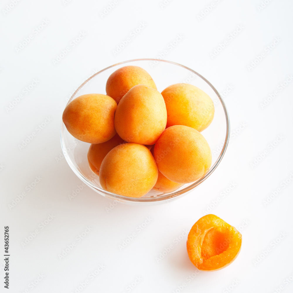 Абрикосы в стеклянной чаше