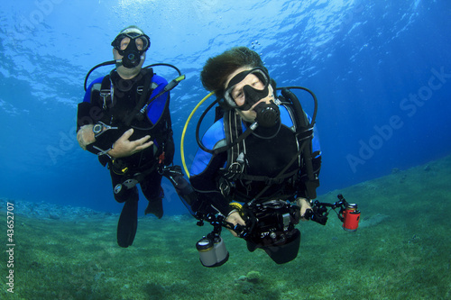 Couple Scuba Diving together © Richard Carey
