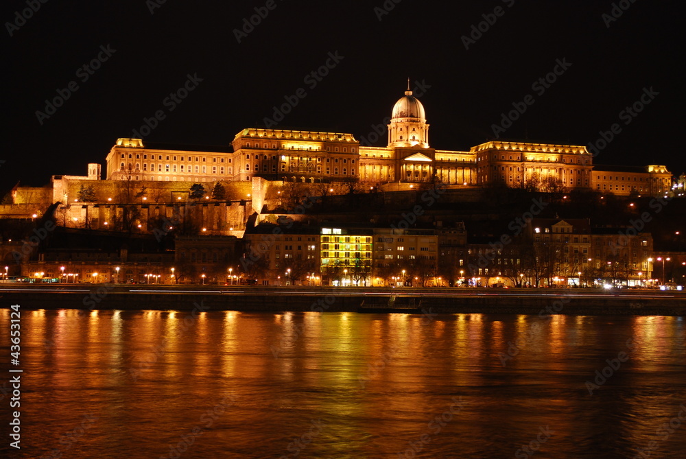 Zamek w  Budapeszcie, nocna panorama nad Dunajem 