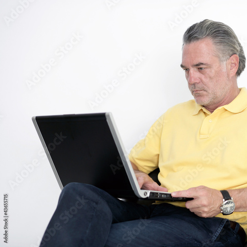 Mann arbeitet am Laptop