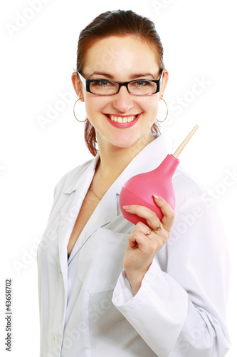 Foto beautiful smiling medical worker holding an  enema in her hands
