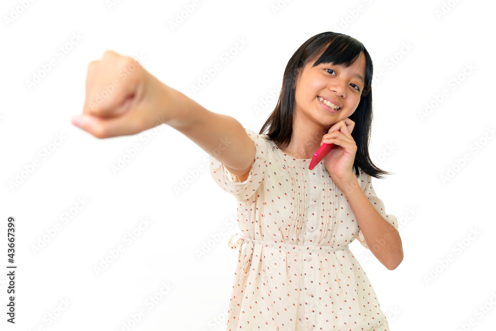 携帯電話を持ちガッツポーズをする女の子 携帯電話を持ちガッツポーズをする女の子