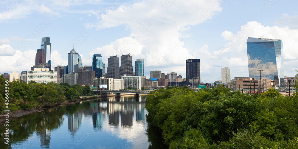 Panoramic skyline view of Philadelphia, Pennsylvania .