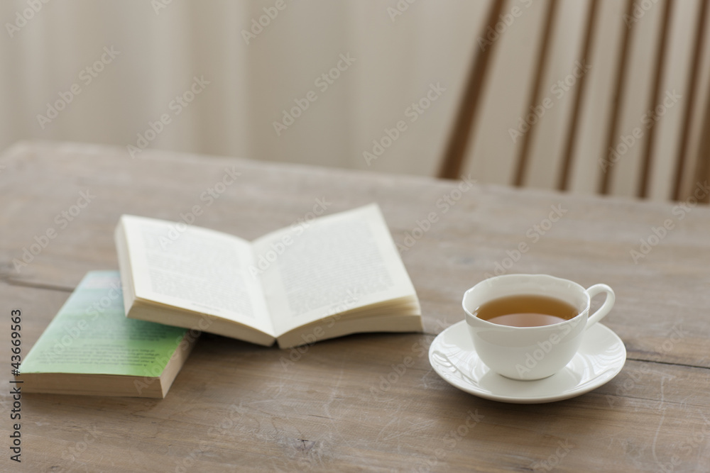 テーブルの上にある紅茶と本 テーブルの上にある紅茶と本