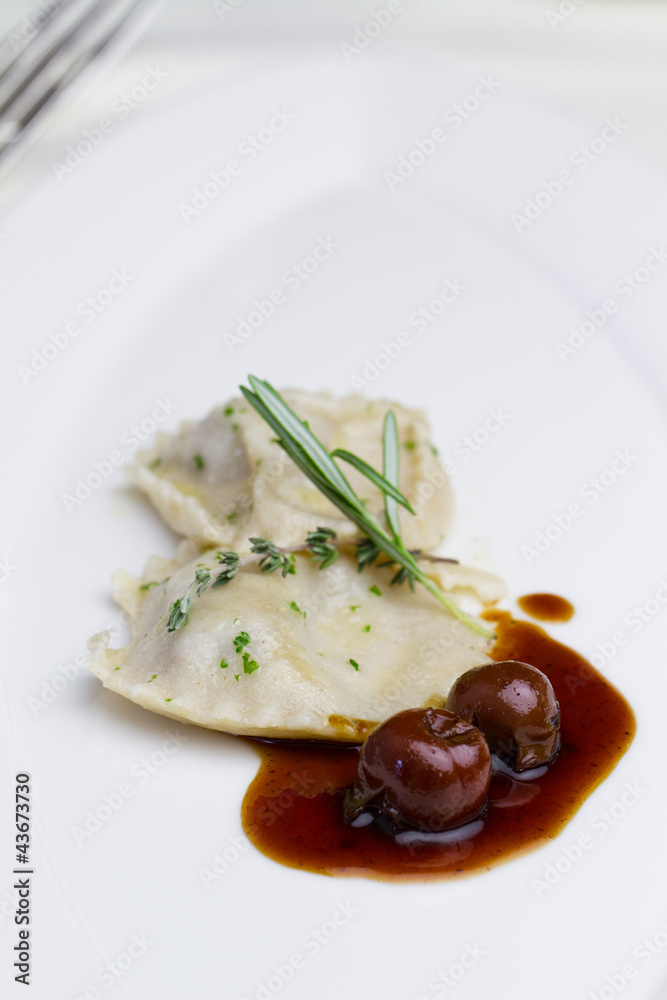 Maultasche mit Kirschen Maultasche mit Kirschen