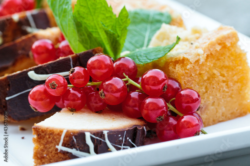 Preiselbeeren auf Kuchen photo