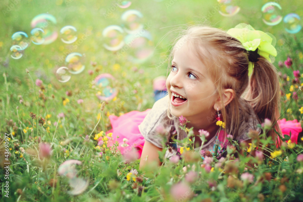 Happy little girl playing with bubbles - obrazy, fototapety, plakaty 