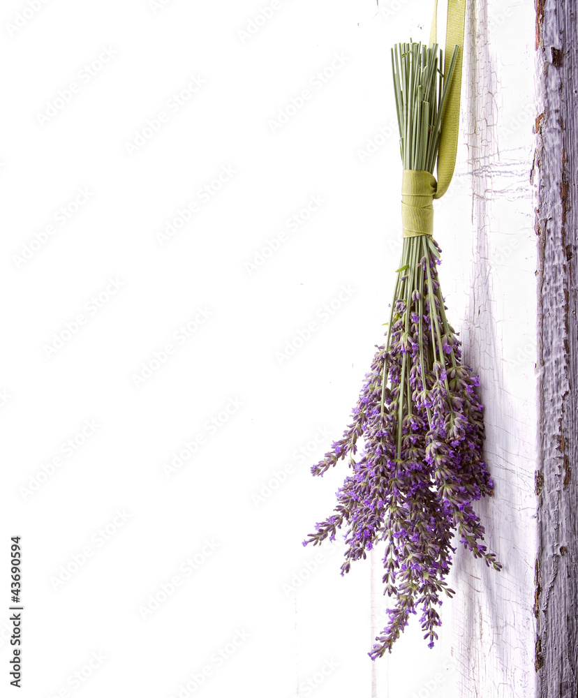 Naklejka premium lavender hanging from an old door