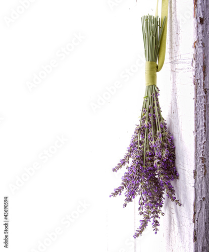 Fototapeta Naklejka Na Ścianę i Meble -  lavender hanging from an old door
