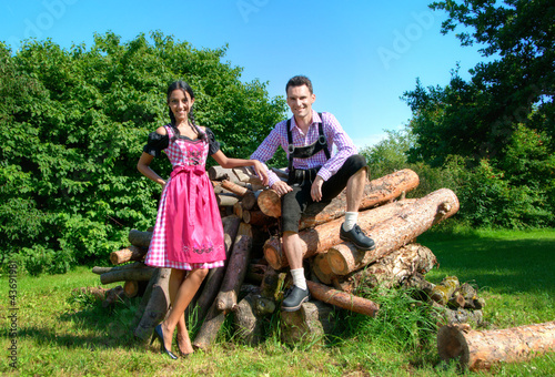 Fröhliches Bayerisches Paar mit Lederhosen und Dirndl